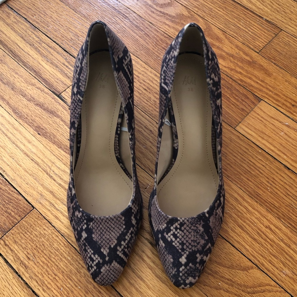Snakeskin-patterned pumps!